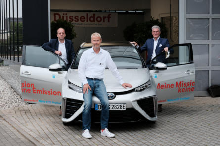 Bei der Übergabe des Wasserstofffahrzeuges an die Landeshauptstadt: Beigeordneter Prof. Dr. Andreas Meyer-Falcke, Stephan Lindner, Verkaufsleiter Toyota Autohaus und Michael Theben, Wirtschaftsministerium des Landes NRW (v.r.),(c)Landeshauptstadt Düsseldo